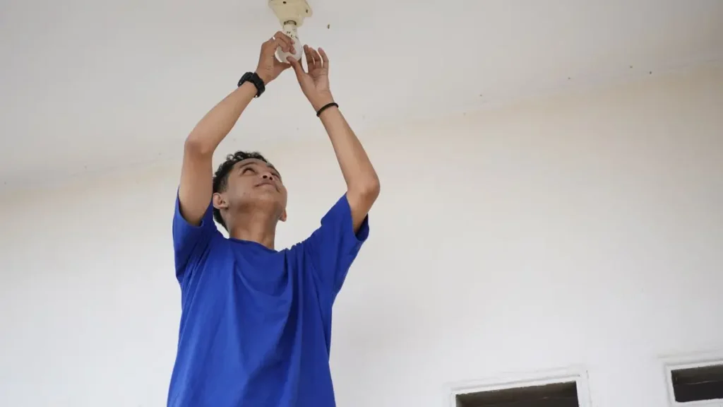 Mehr elektrische Sicherheit nach Arbeiten am Schalter Steckdosen-Kombination