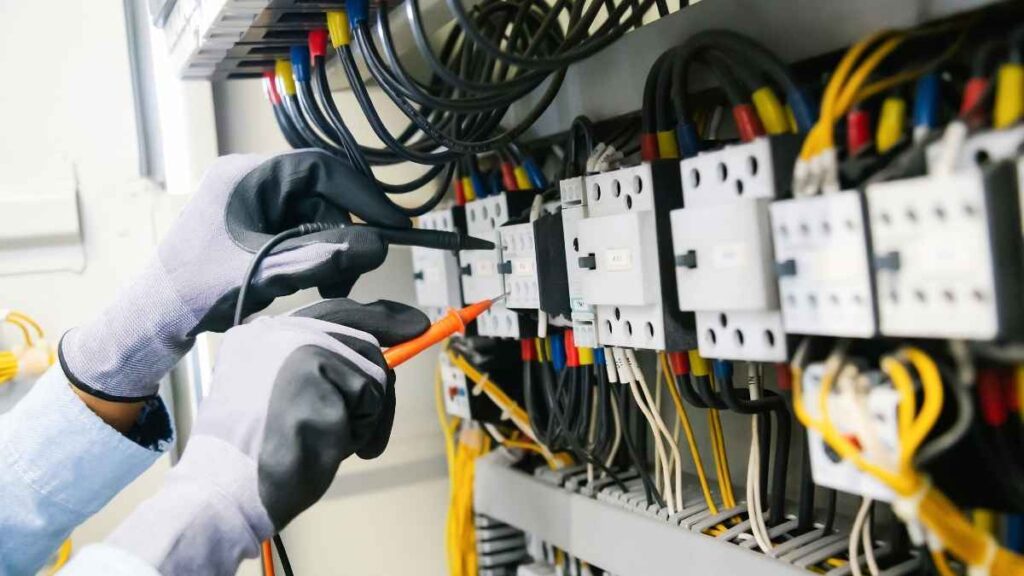 Welche Reparaturen ein elektriker velbert typischerweise direkt vor Ort erledigt – und wann ein Folgetermin nötig ist