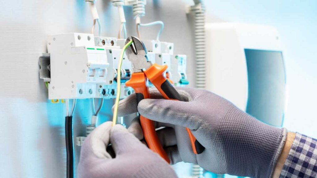 Welche Risiken entstehen, wenn elektrische Auffälligkeiten ignoriert werden?