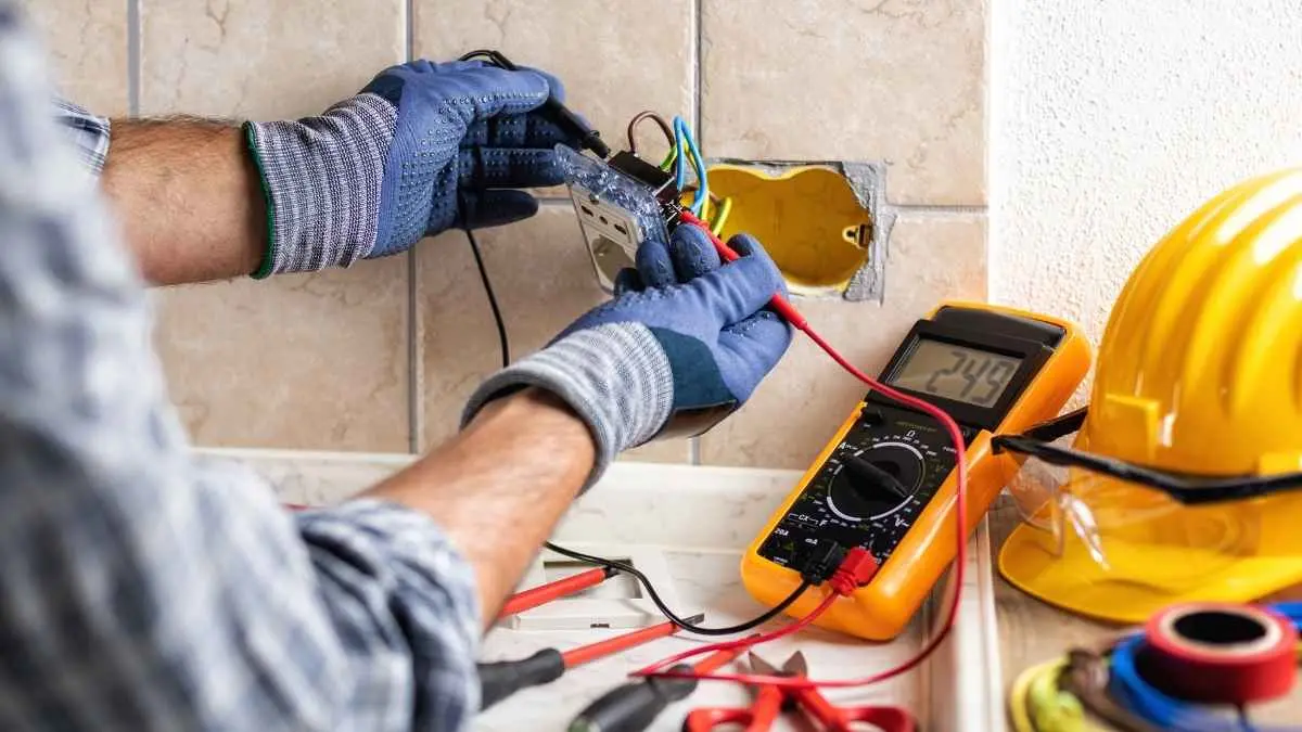 Welche typischen Elektroprobleme in Haushalt und Gewerbe auftreten und wann Handlungsbedarf besteht
